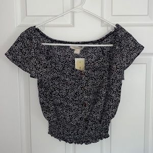 Black/white cropped floral blouse